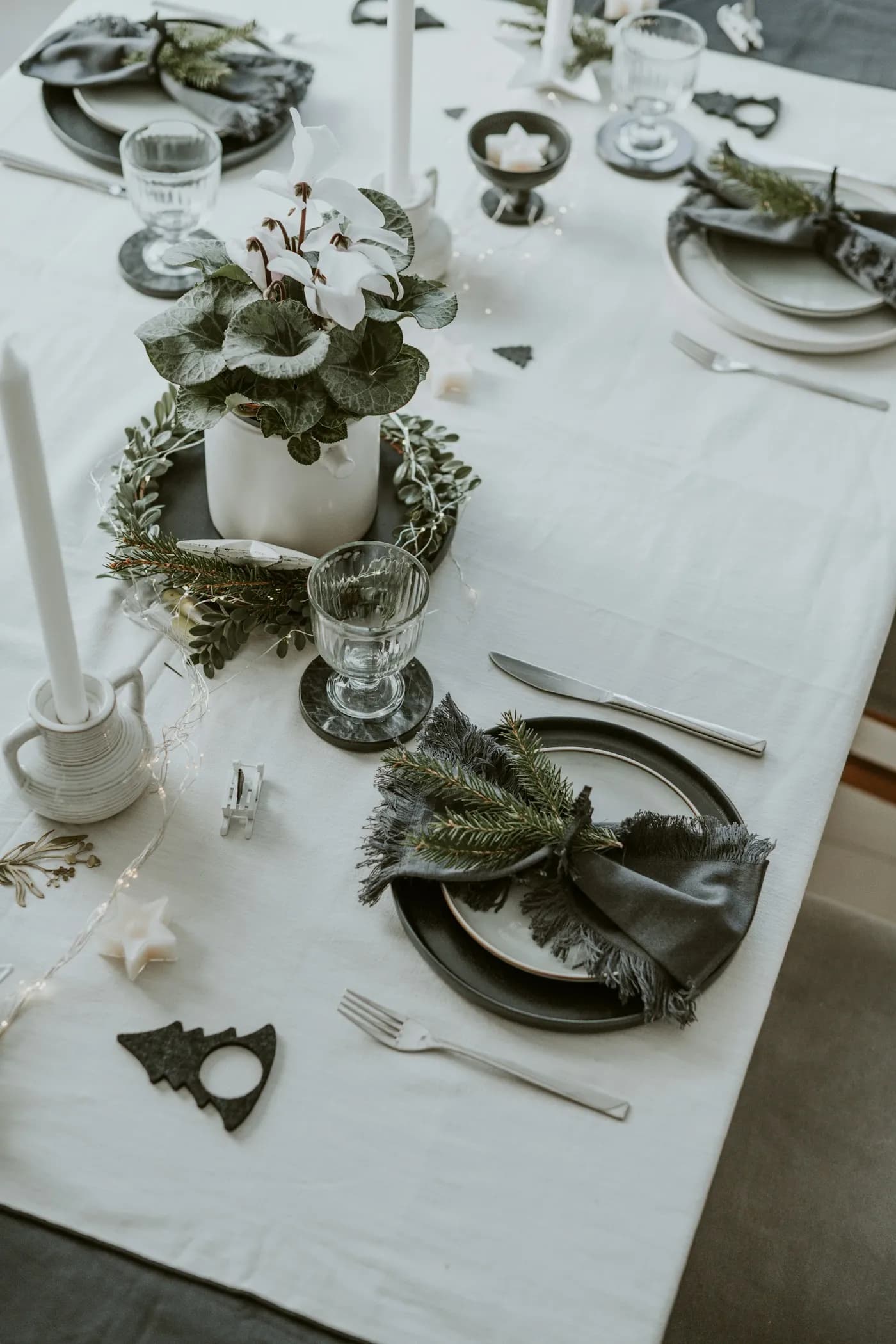 Mesa de restaurante con mantelería de lino blanco elegante